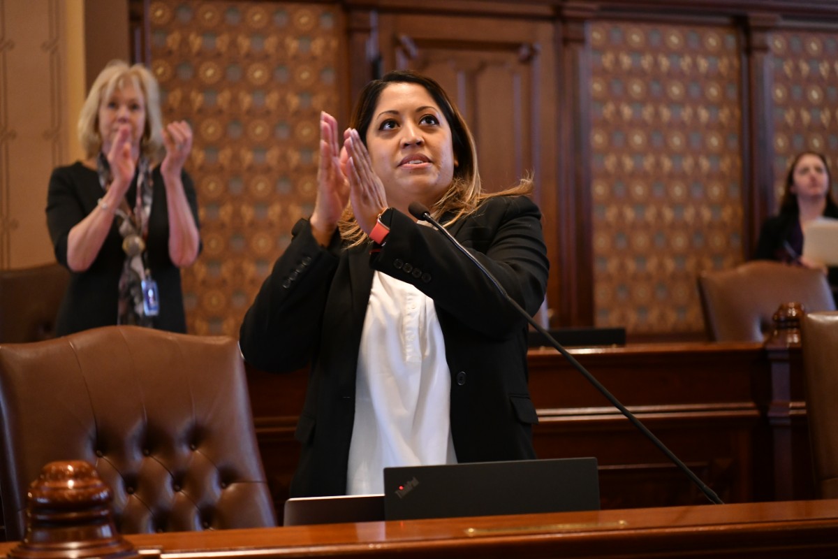 La Senadora Villanueva applaudiendo en el Senado Estatal